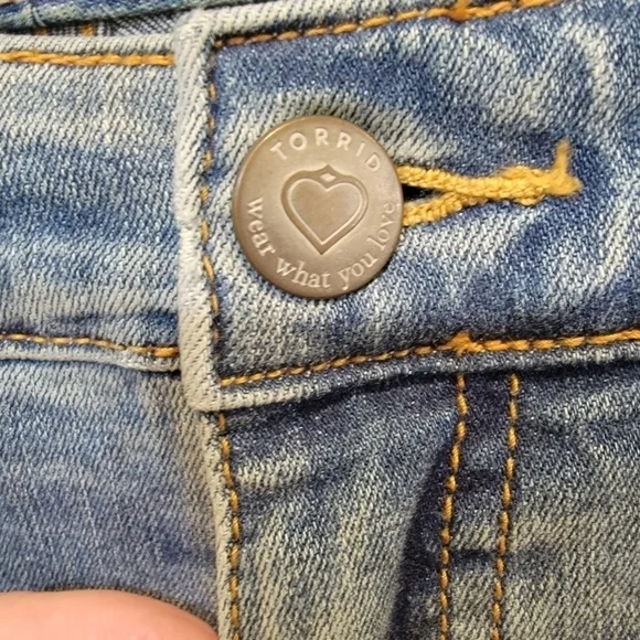 Torrid Light Wash Distressed Skinny Jeans Size 24R - Picture 14 of 17